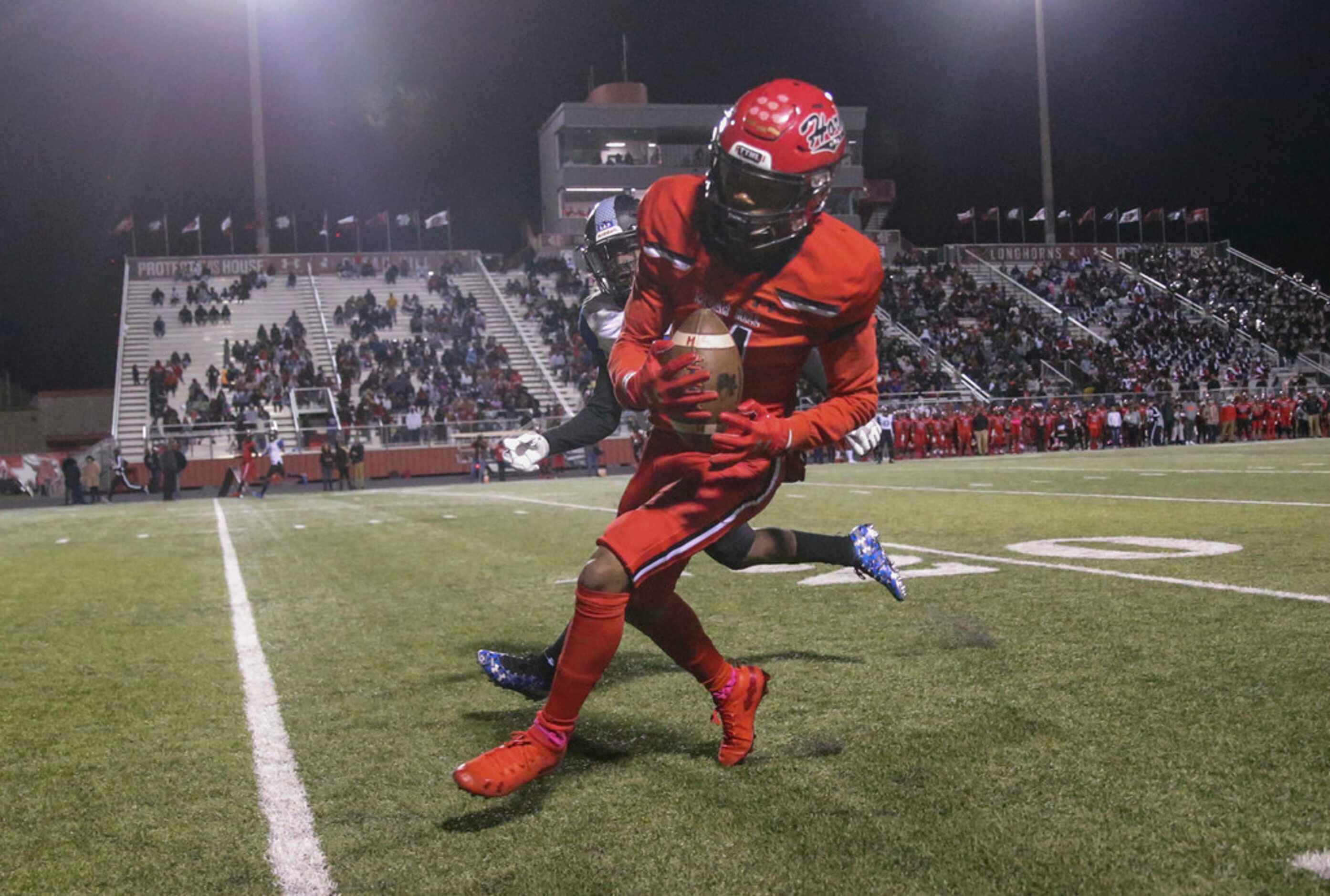 Cedar Hill wide receiver Jalen Hollins (11) hauls in a pass Mansfield Summit player Ahmaad...