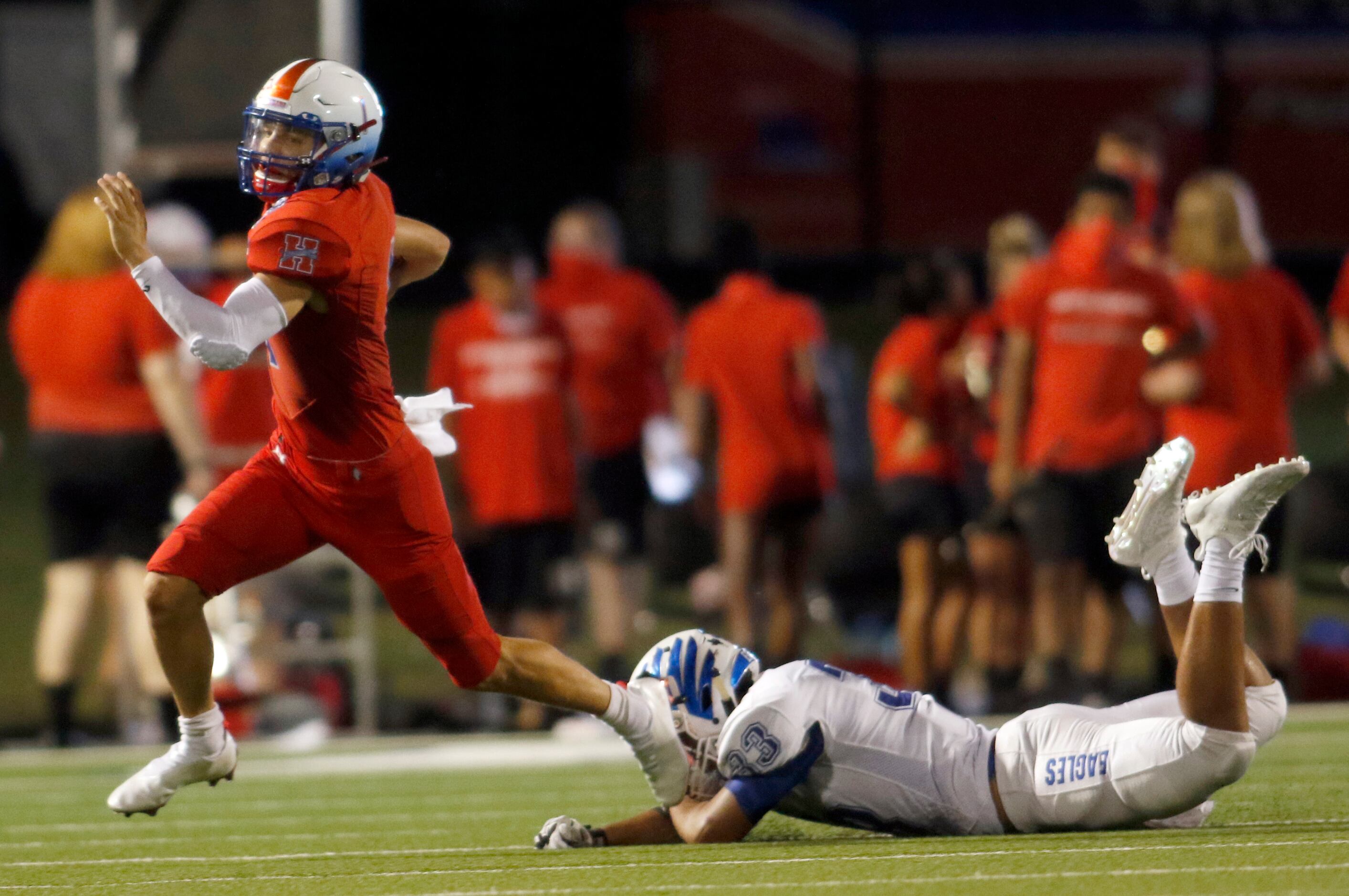 Midlothian Heritage quarterback Daelin Rader (1) pulls away from the attempted tackle of...