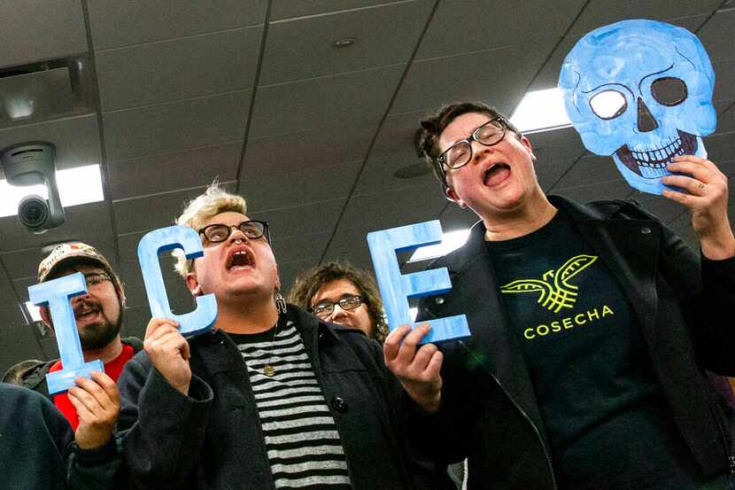 Fotografía del martes 26 de febrero de 2019 de manifestantes en una reunión de la comisión...