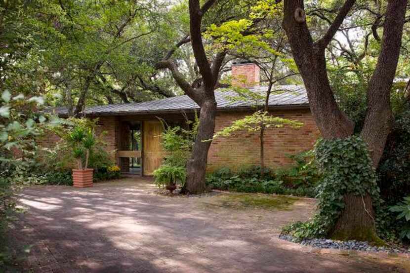 
Texas architect O’Neil Ford designed this midcentury-modern house that backs up to the...