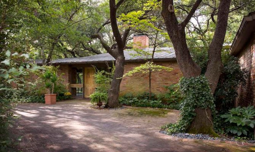 
Texas architect O’Neil Ford designed this midcentury-modern house that backs up to the...