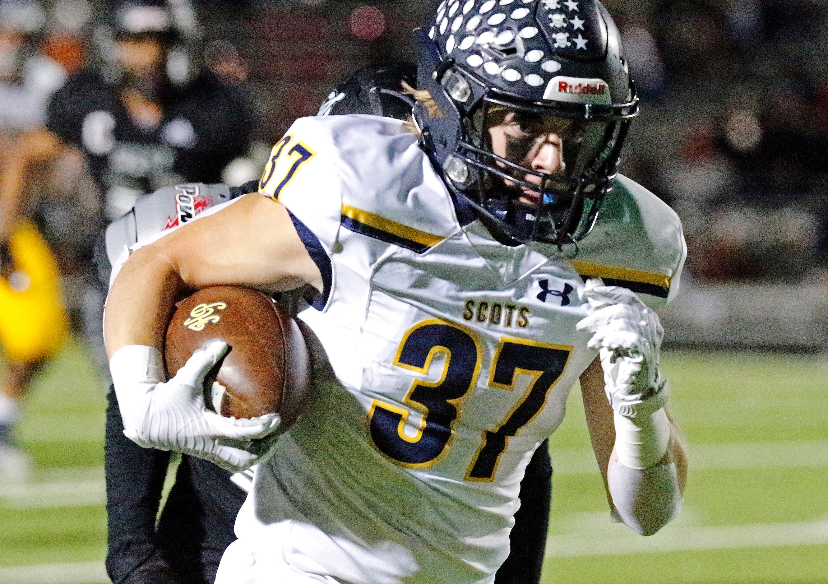 Highland Park High School running back Jay Cox (37) breaks away for a tochdown during the...