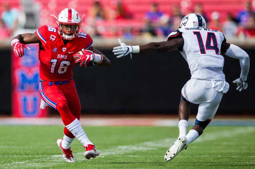 Southern Methodist wide receiver Courtland Sutton (16) narrowly escapes a tackle attempt by...