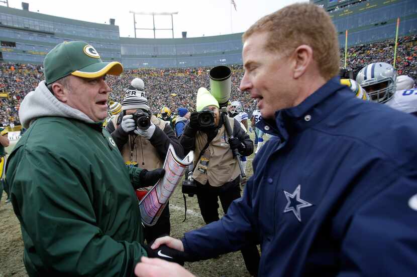 El ex entrenador de los Dallas Cowboys, Jason Garrett (der.), saluda a Mike McCarthy en el...