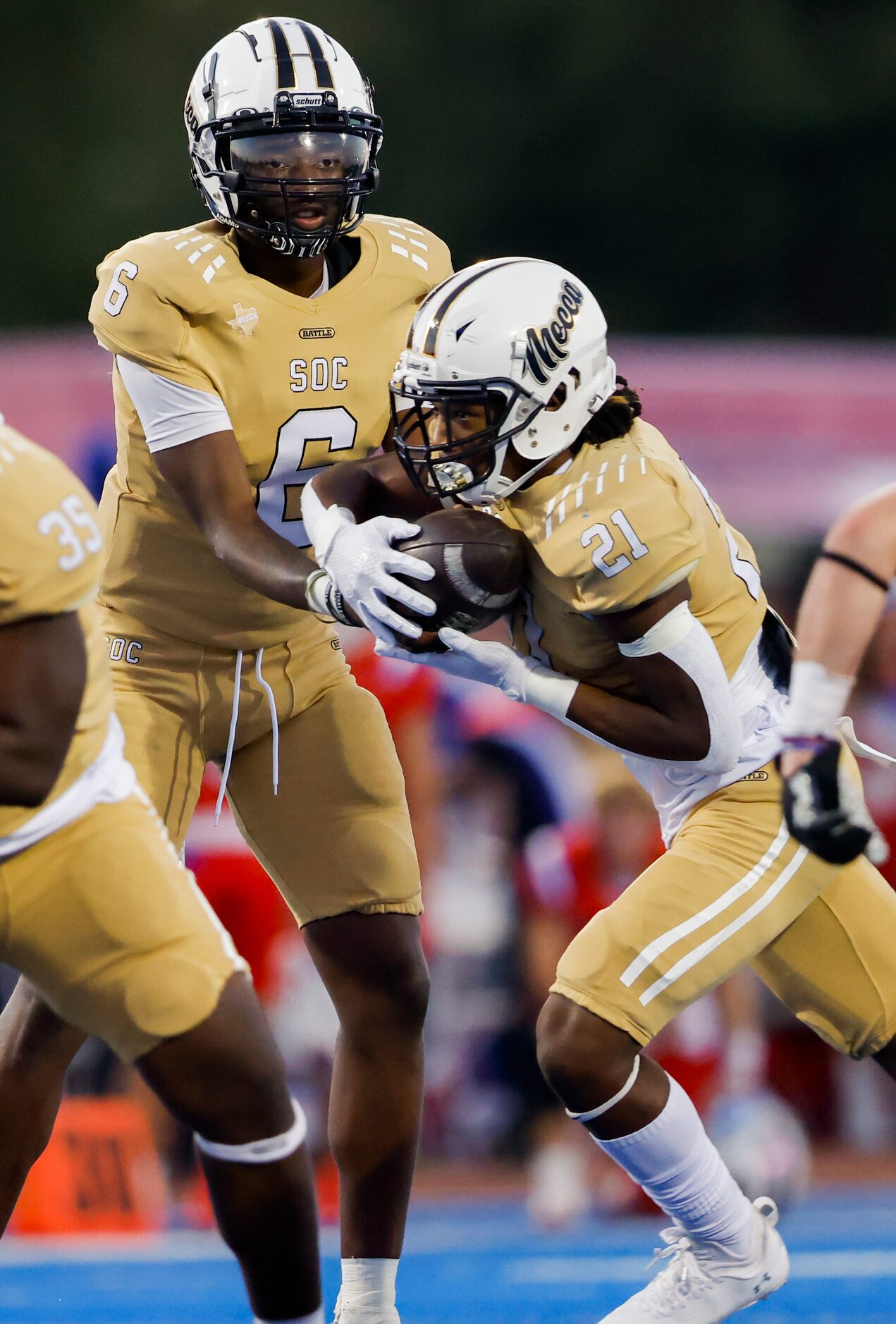 South Oak Cliff’s quarterback Trey Walton (6) hands the ball off to running back Danny Green...