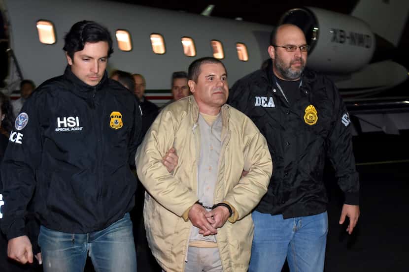 Agentes escoltan a Joaquín "El Chapo" Guzmán a su llegada en avión para ser trasladado en...