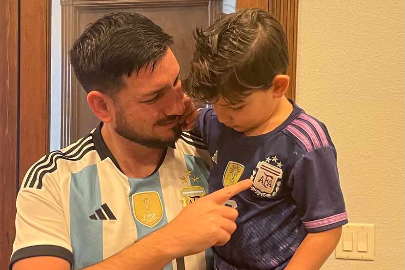 Mauro Ahumada y su hijo son Lionel Agustín con sus camisetas de la selección de Argentina,...