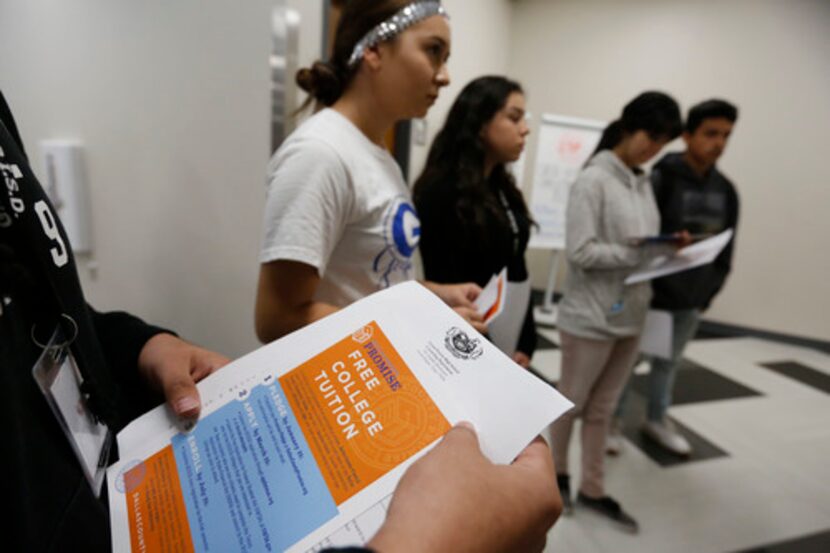 Estudiantes de último grado en la preparatoria Grand Prairie HS aprenden sobre las becas de...