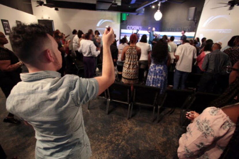 Jesus Martinez recibe la Eucaristía en una misa de domingo en la Cosmopolitan Congregation...