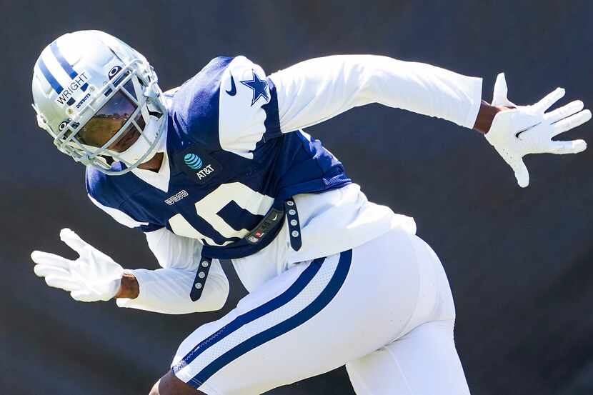 El esquinero de los Cowboys de Dallas, Nahshon Wright, durante una práctica del equipo el 29...