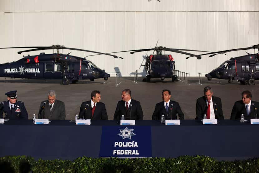 El secretario de seguridad pública de México, Genaro García Luna (centro), habló con el...