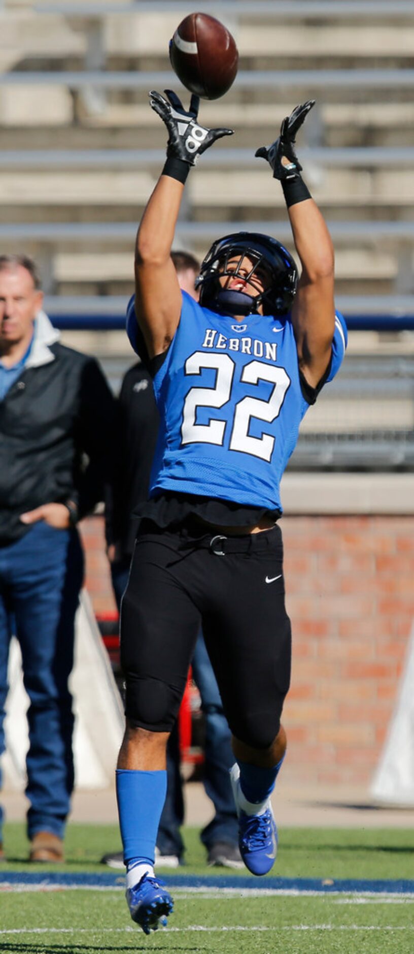 Hebron High School inside linebacker Joryon Taylor (22) receives a kick off during the first...