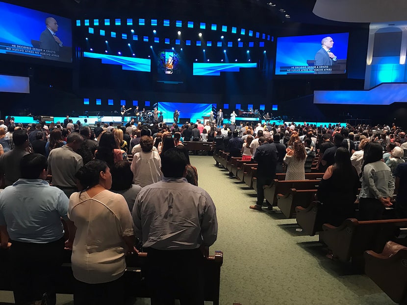 Alrededor de 300 pesonas asistieron a la misa en español en la iglesia bautista Prestonwood,...