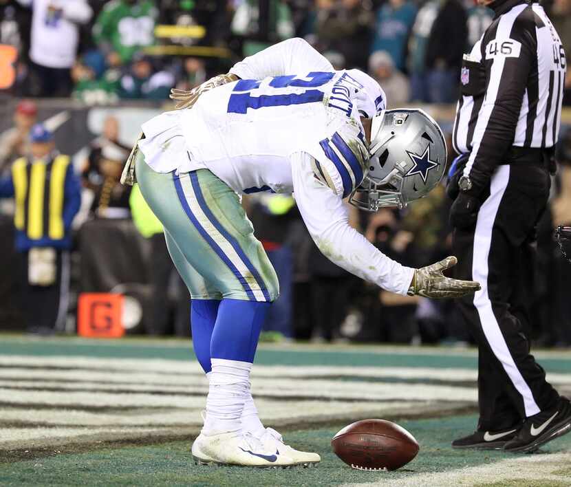 Dallas Cowboys running back Ezekiel Elliott (21) takes a bow after scoring a touchdown...