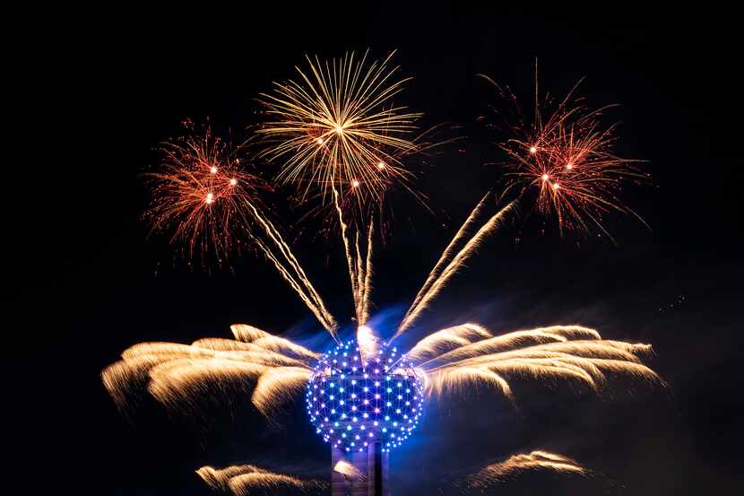 Pirotecnia multicolorida centró los festejos de "La Bola" para recibir el Año Nuevo en Dallas. 