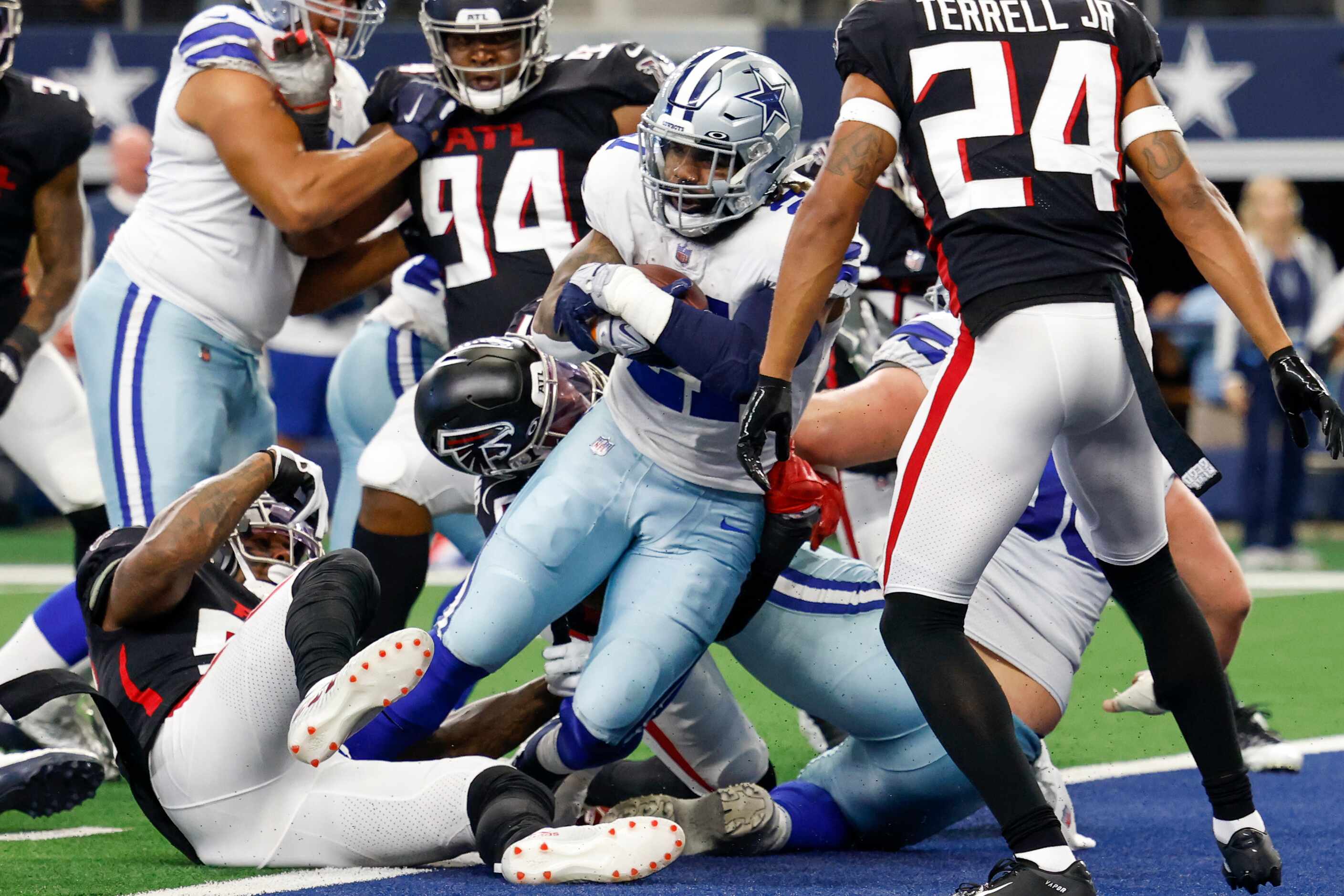 Dallas Cowboys running back Ezekiel Elliott (21) runs for a touchdown during the first half...