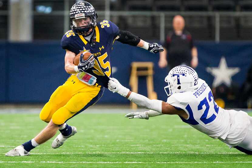 Highland Park running back Paxton Alexander (35) slips away from Temple strong safety Monto...