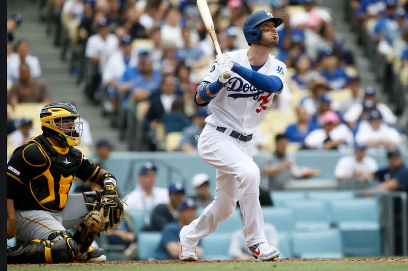 Cody Bellinger de los Dodgers de Los Angeles es líder de jonrones (14) y de promedio de...