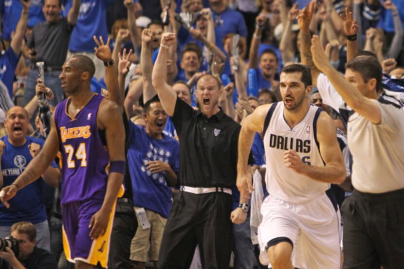 Dallas' Peja Stojakovic heads back on defense after hitting a three-pointer, as LA's Kobe...