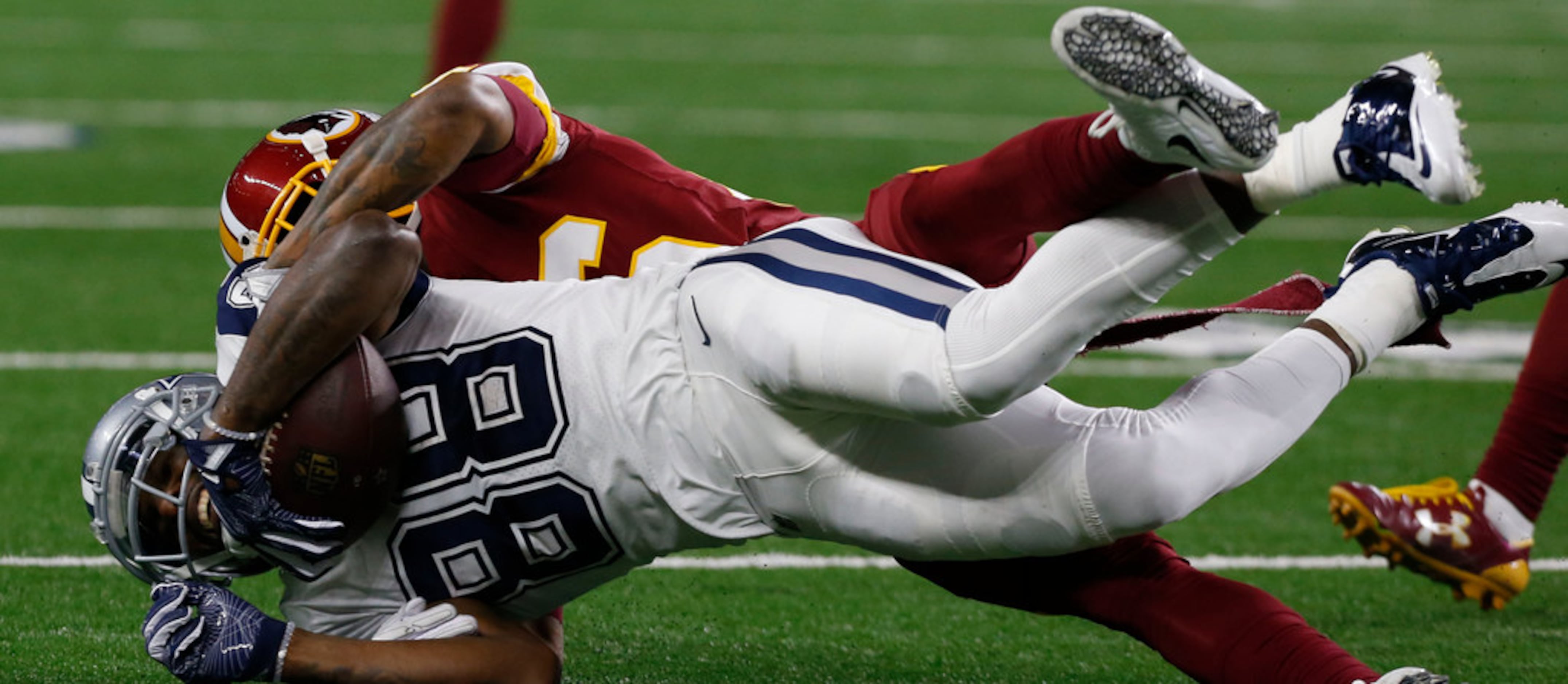 Record-breaking Dez Bryant helps keep Cowboys' playoff hopes alive, NFL