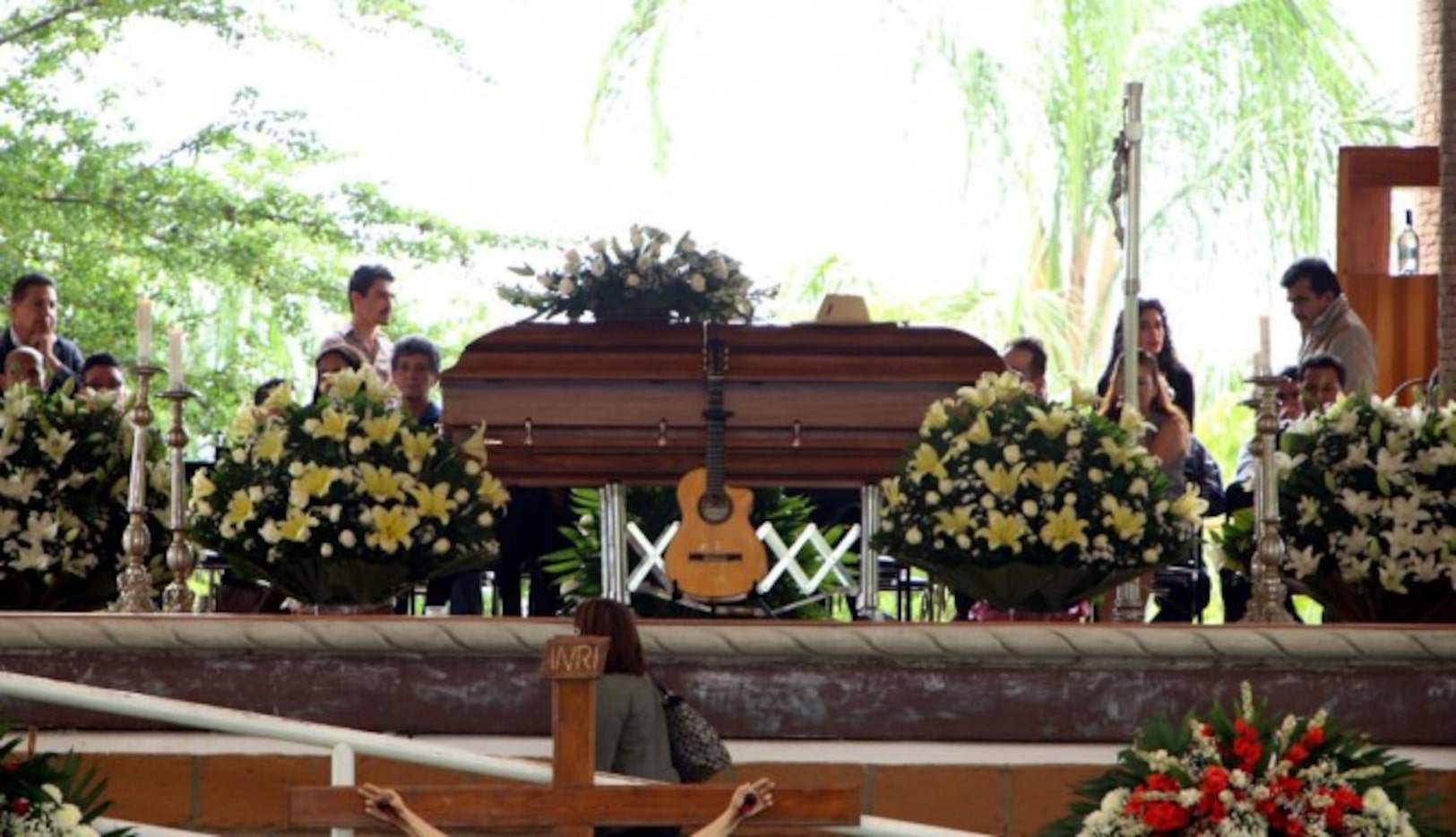 El ferétro de Joan Sebastian, junto a su guitarra en el rancho Cruz de la Sierra, de...