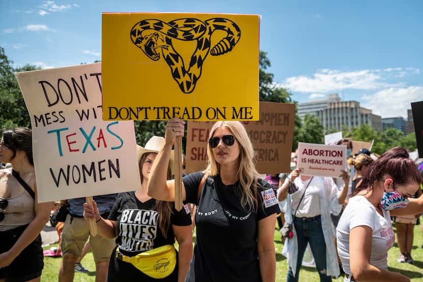 Un grupo de manifestantes llegó hasta el Capitolio de Austin para pronunciarse en contra de...