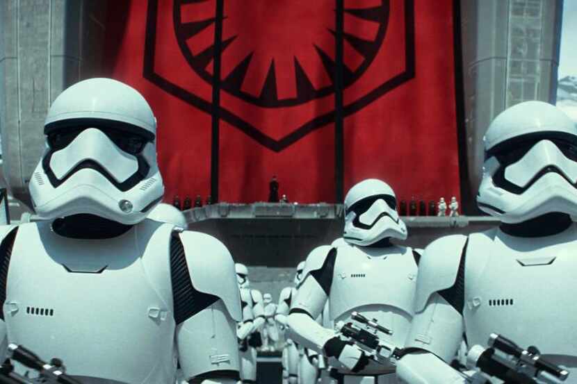Una imagen de la nueva cinta “Star Wars: The Force Awakens”, a estreanarse el 9 de...