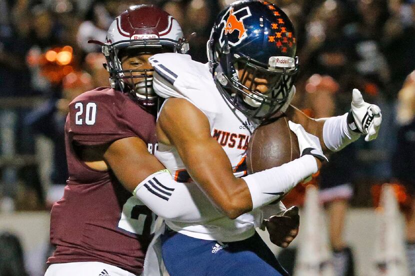Sachse's Isaiah Humphries (23) intercepts a first quarter pass in front of Rowlett's...