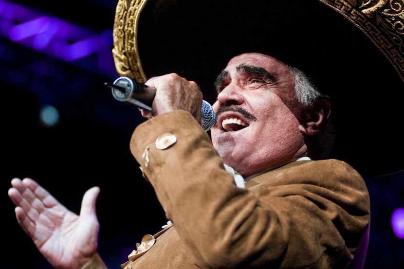 Vicente Fernández canta durante un concierto el 24 de octubre de 2010 en el American...