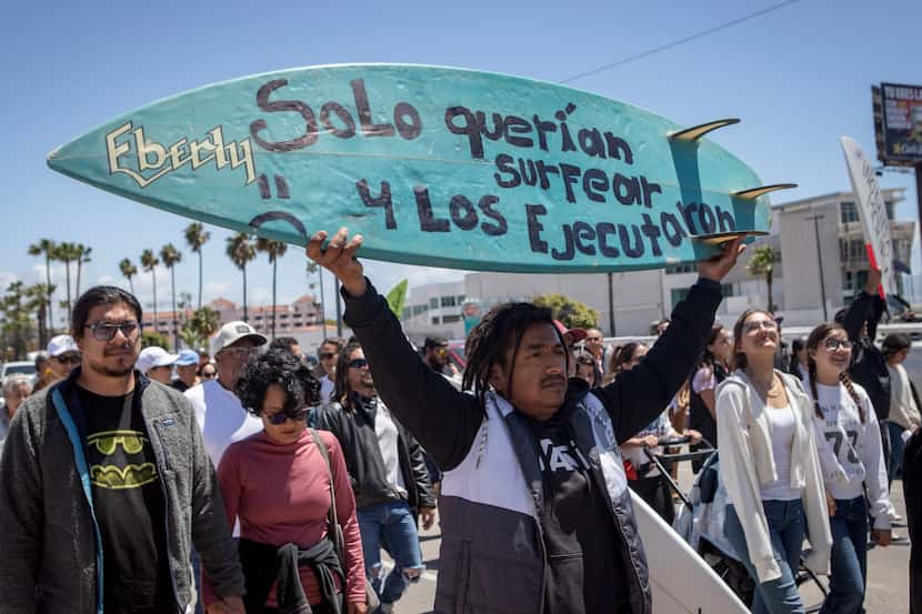 Personas se manifestaron en protesta por el asesinato de los tres surfistas en Ensenada, el...