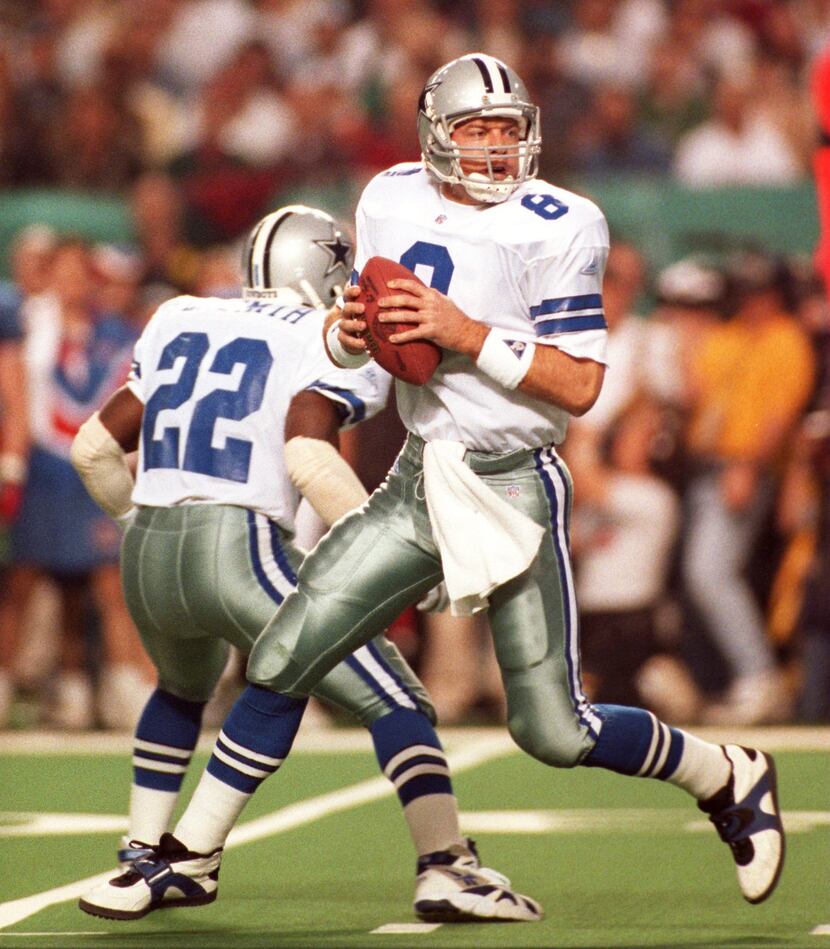 Cowboy  quarterback Troy Aikman looks for a receiver in the 1st quarter  of the Super Bowl...