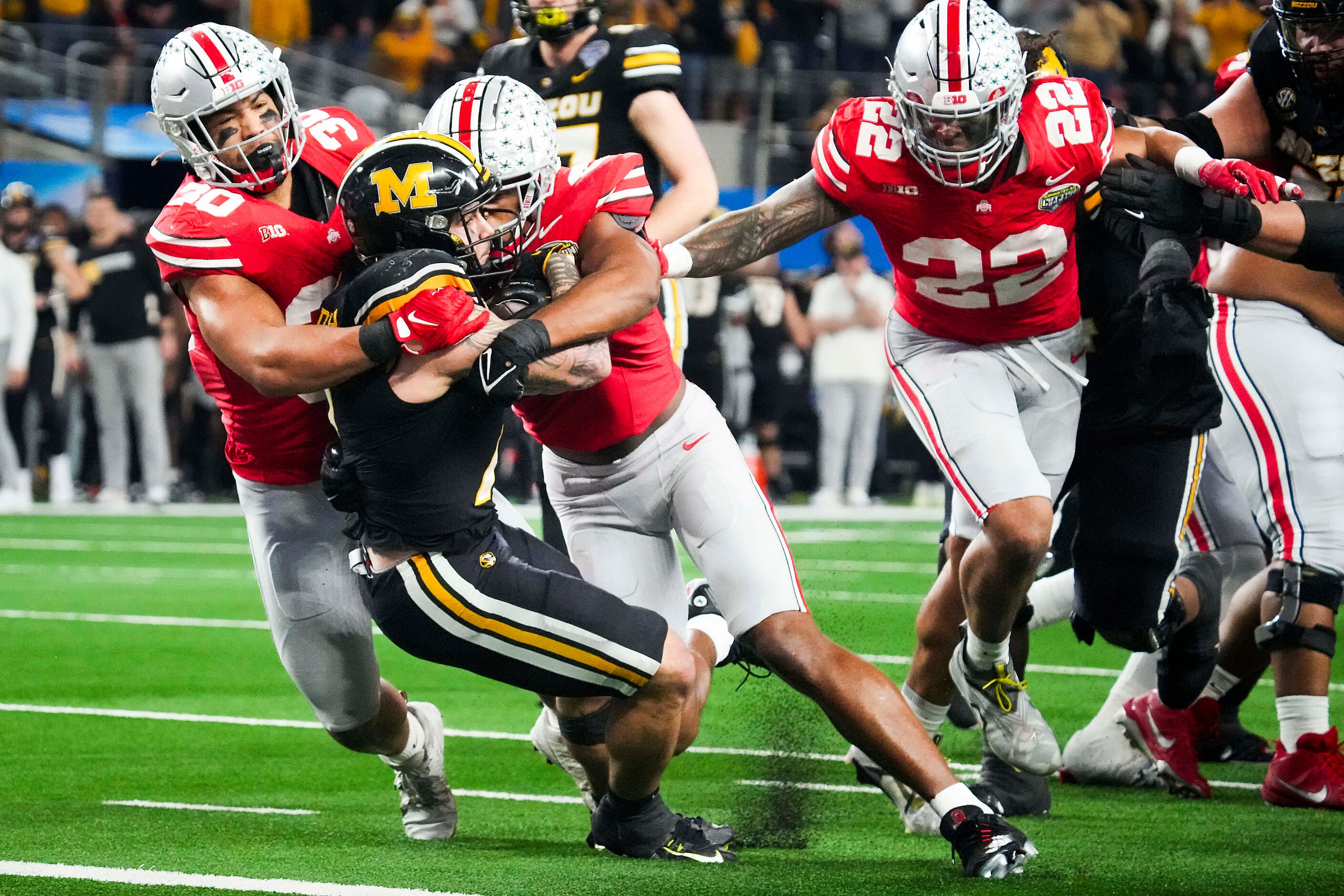 Missouri running back Cody Schrader (7) scores on a touchdown run past Ohio State linebacker...