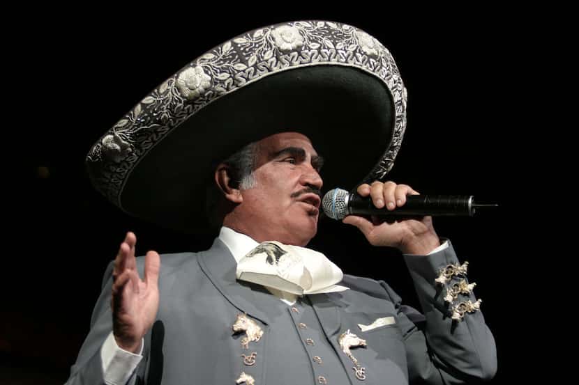 Vicente Fernández canta durante un concierto el 30 de octubre de 2005 en el American...