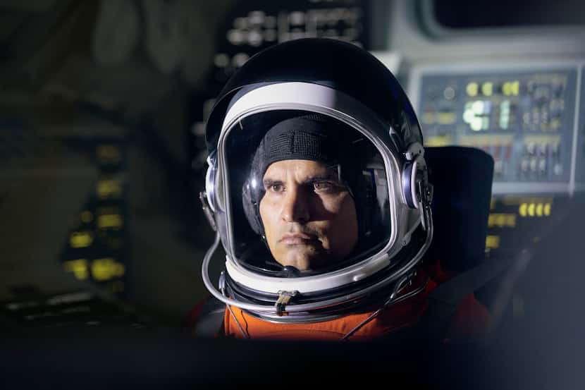 En esta imagen proporcionada por Prime, Michael Peña en una escena de "A Million Miles Away".