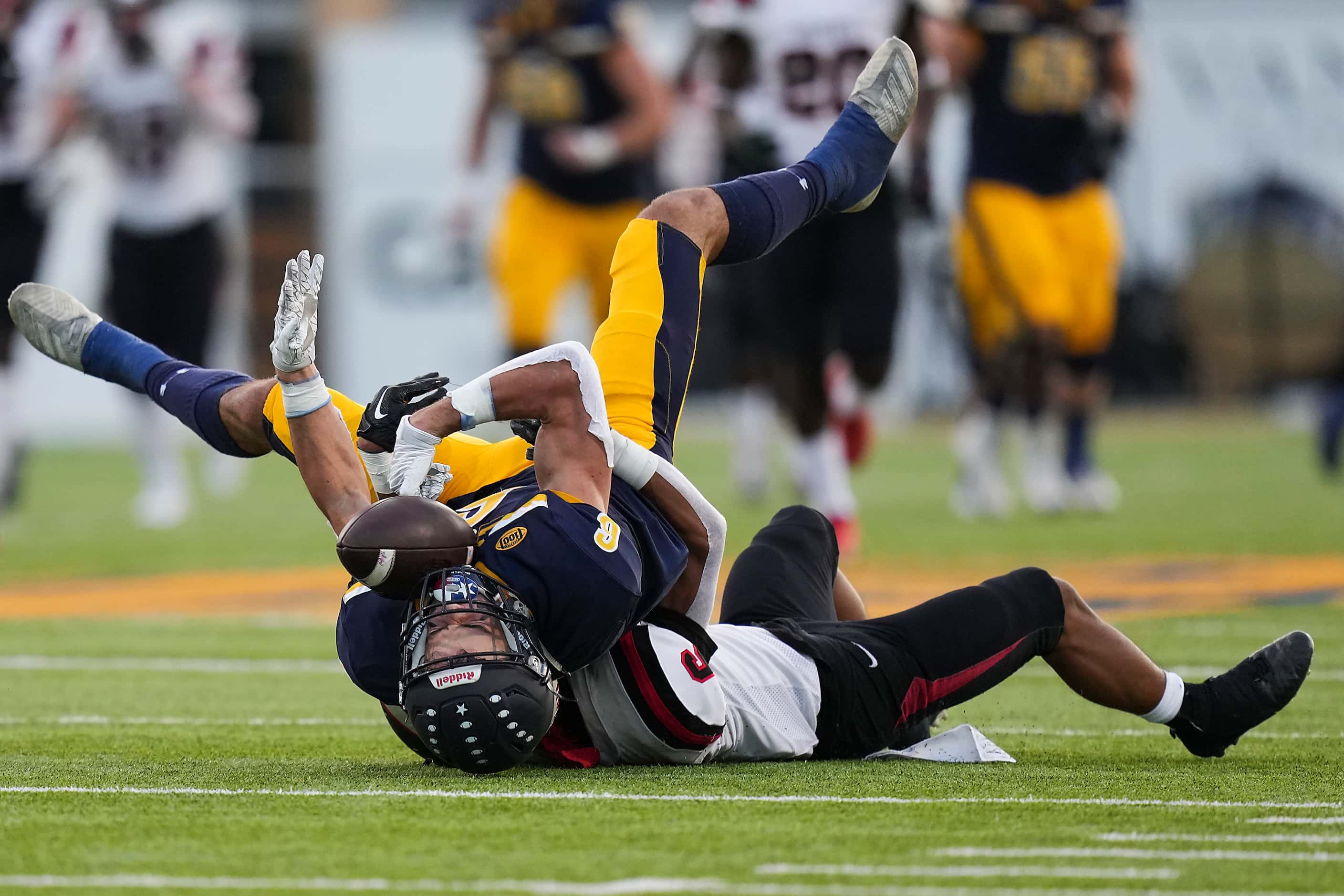 Highland Park wide receiver Luke Herring holds on to make a catch over Lake Highlands’ Cung...