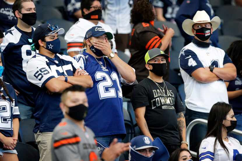 Seguidores de los Dallas Cowboys asistieron con cubrebocas para tratar de protegerse de...