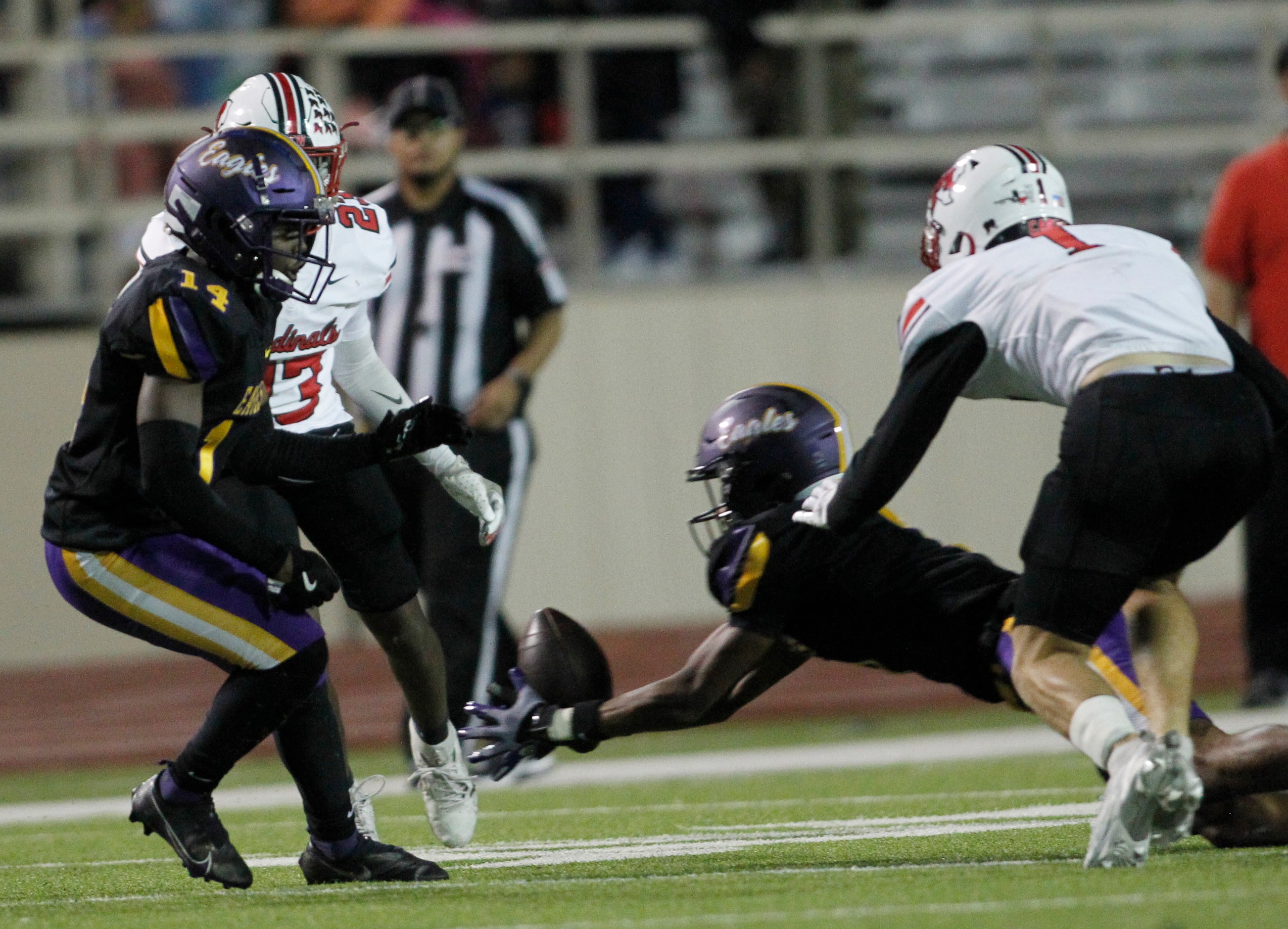 Richardson defensive back Micheal Allen (7), center, dives to make an interception during...