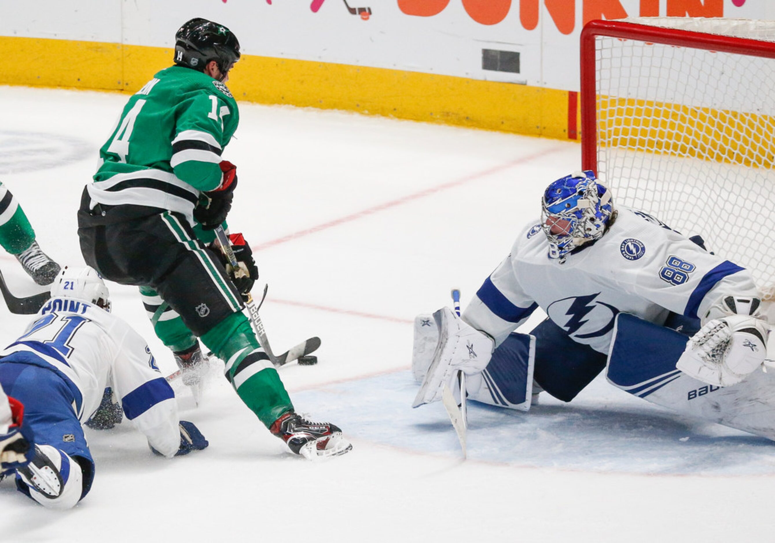 Dallas Stars left wing Jamie Benn (14) scores the game winning goal on Tampa Bay Lightning...