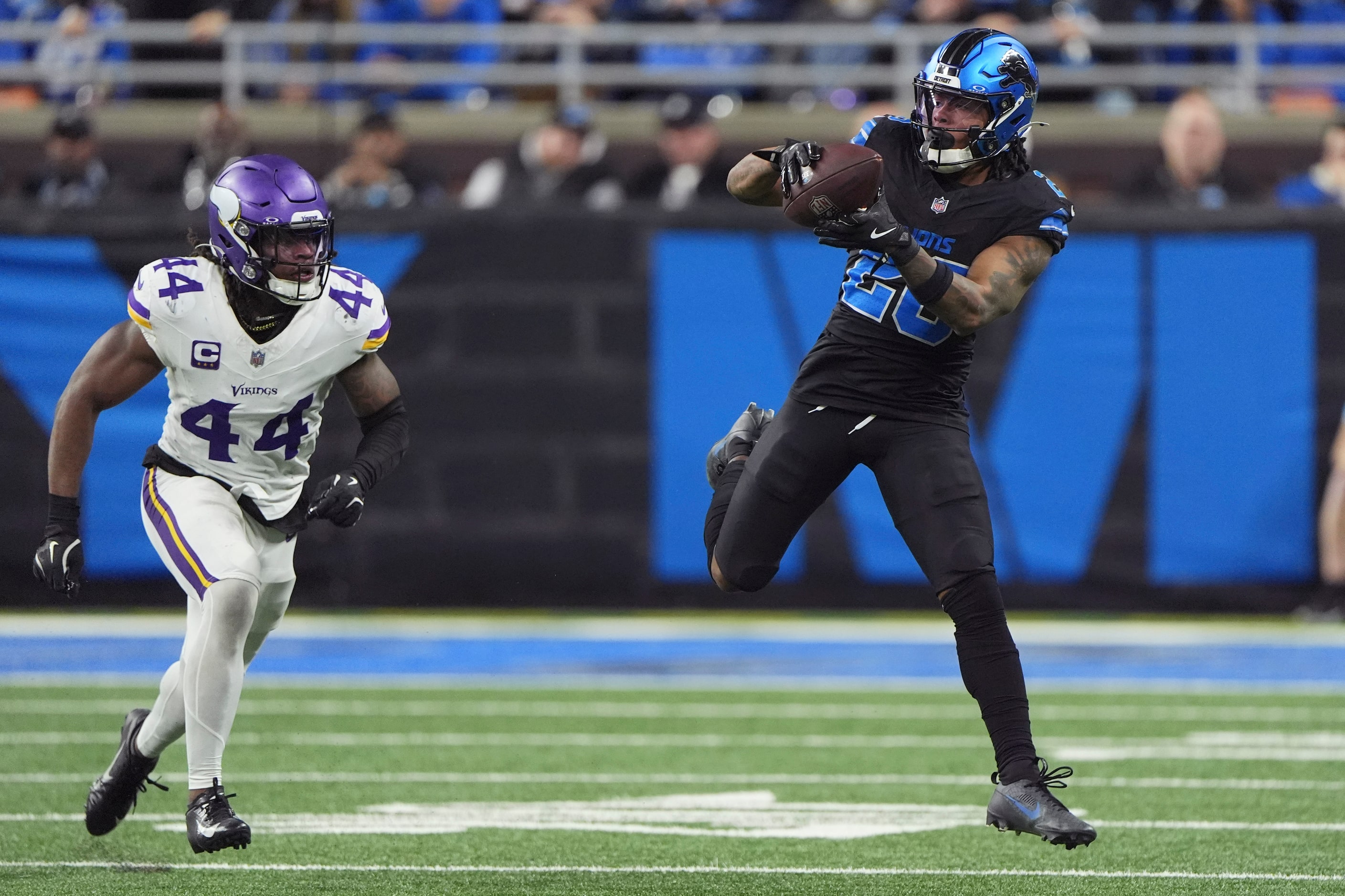 Detroit Lions running back Jahmyr Gibbs (26) makes a catch in front of Minnesota Vikings...