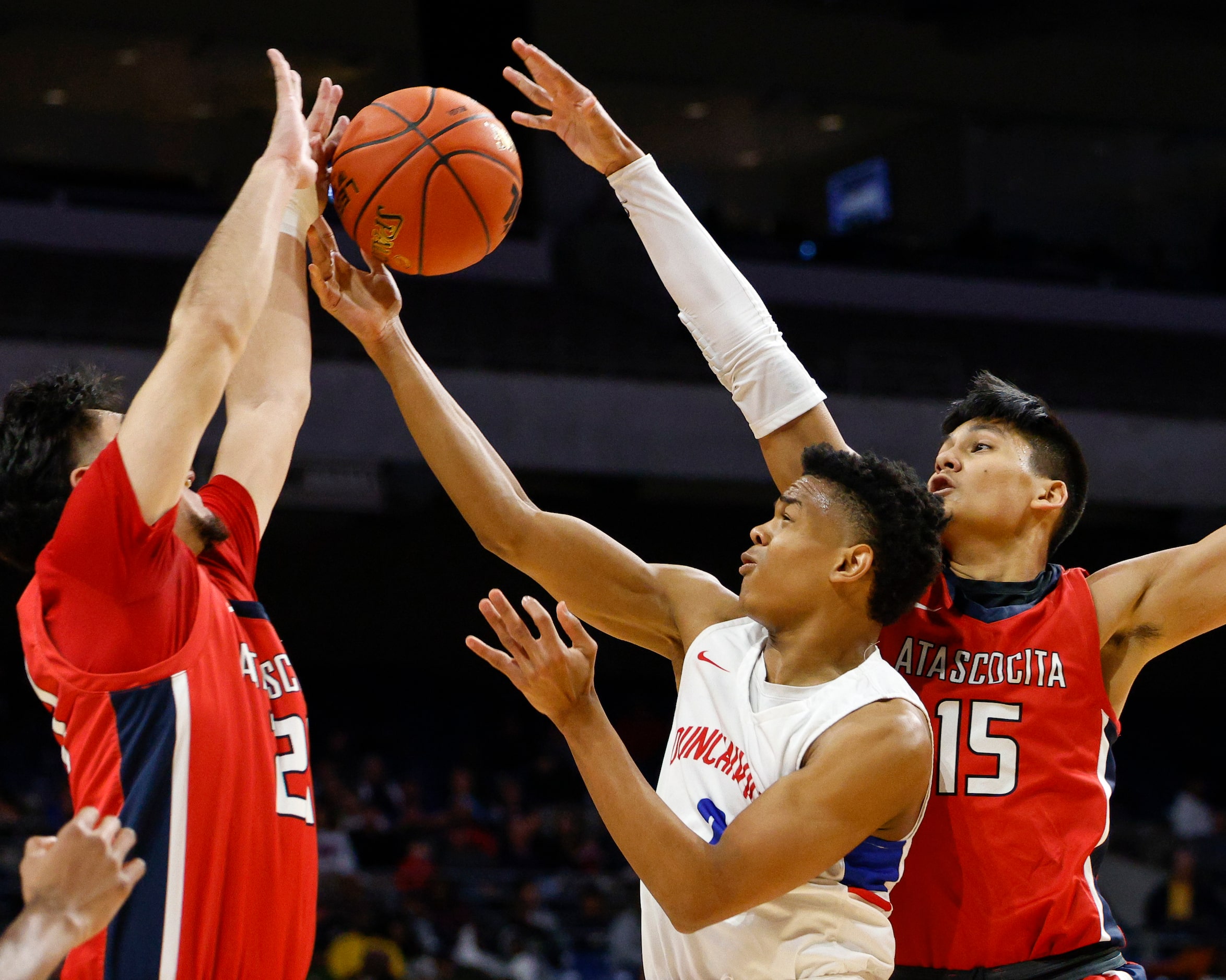 Humble Atascocita guard David Martinez (24) and Humble Atascocita guard Landyn Jumawan (15)...