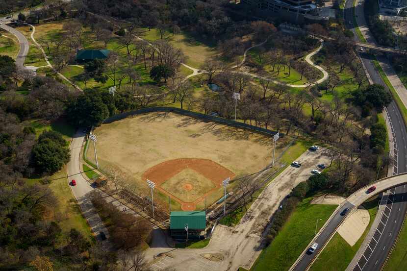 Una vista aérea de Reverchon Park y el estadio de beisbol que iba a ser renovado con fondos...