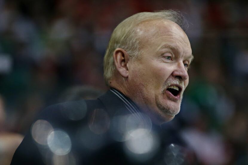 Dallas Stars head coach Lindy Ruff argues with officials after an apparent goal by Dallas...