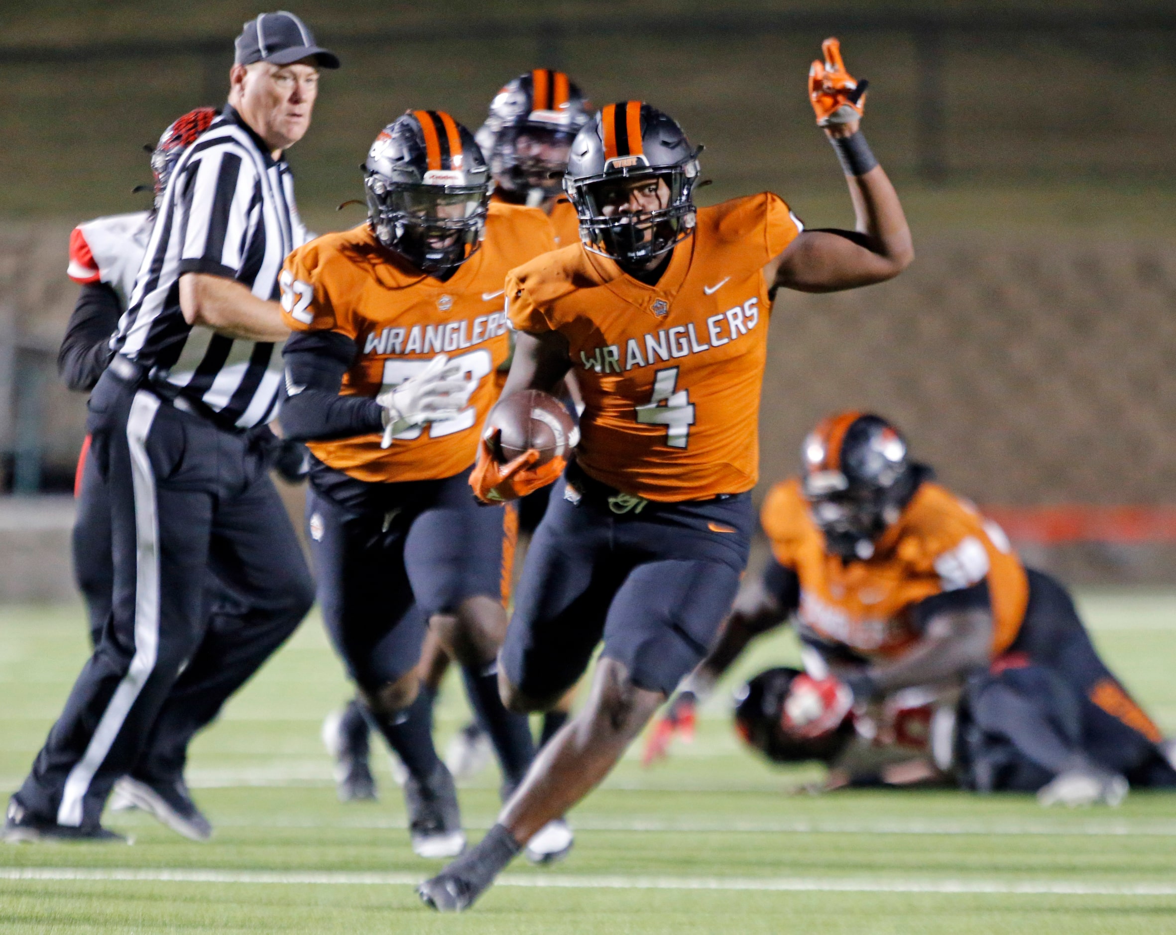 West Mesquite High RB Damarian Robinson (4) runs for a first down during the first half of a...