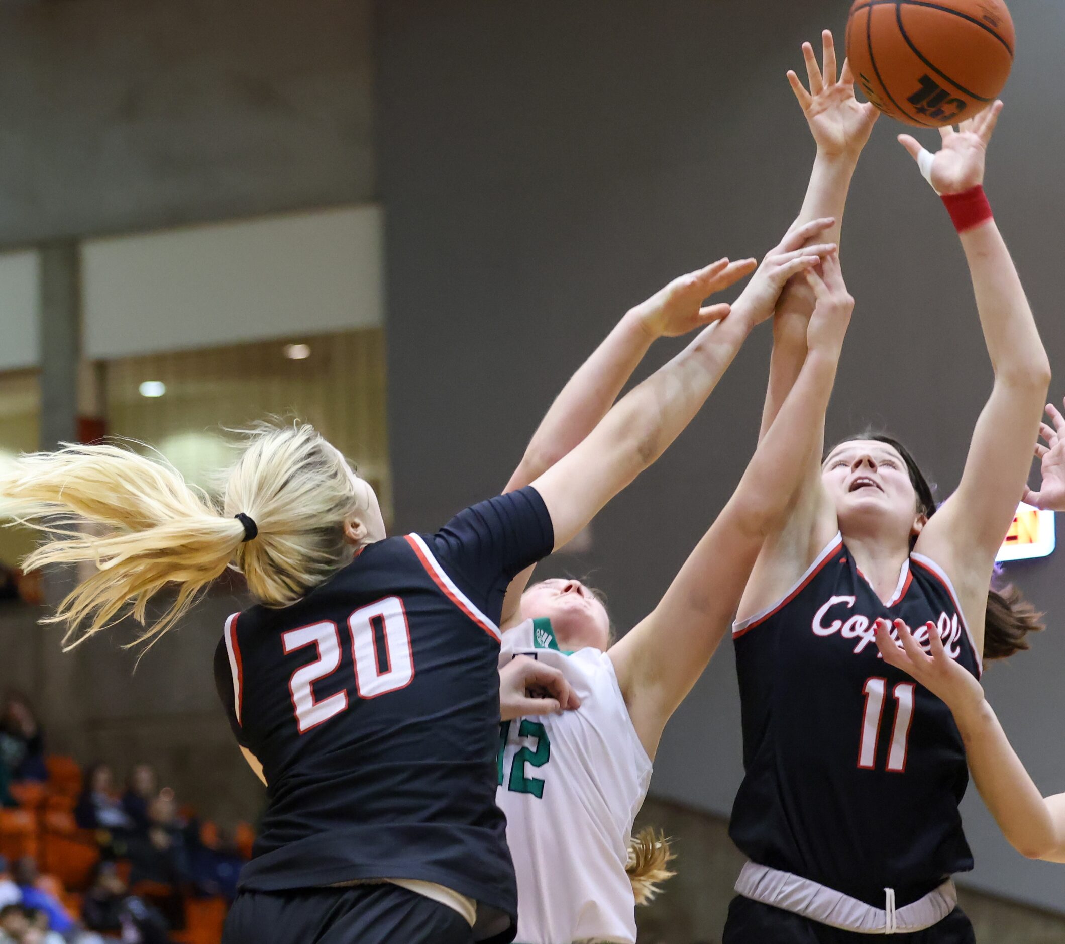 Coppell senior guard Julianna LaMendola (20), Southlake Carroll junior forward Taryn Barnes...