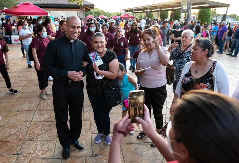 El padre Jesús Belmontes (izq.) será el nuevo rector de la Catedral Santuario de Guadalupe,...