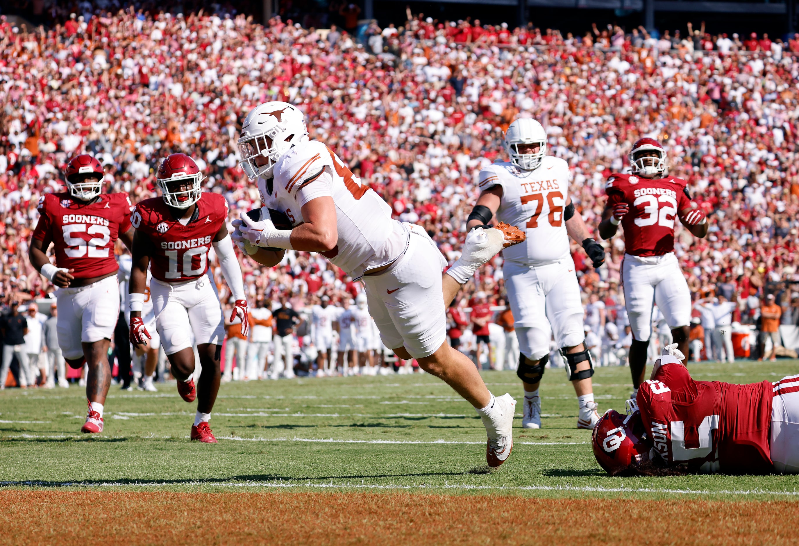 Texas Longhorns tight end Gunnar Helm (85) dives across the goal line for a second quarter...