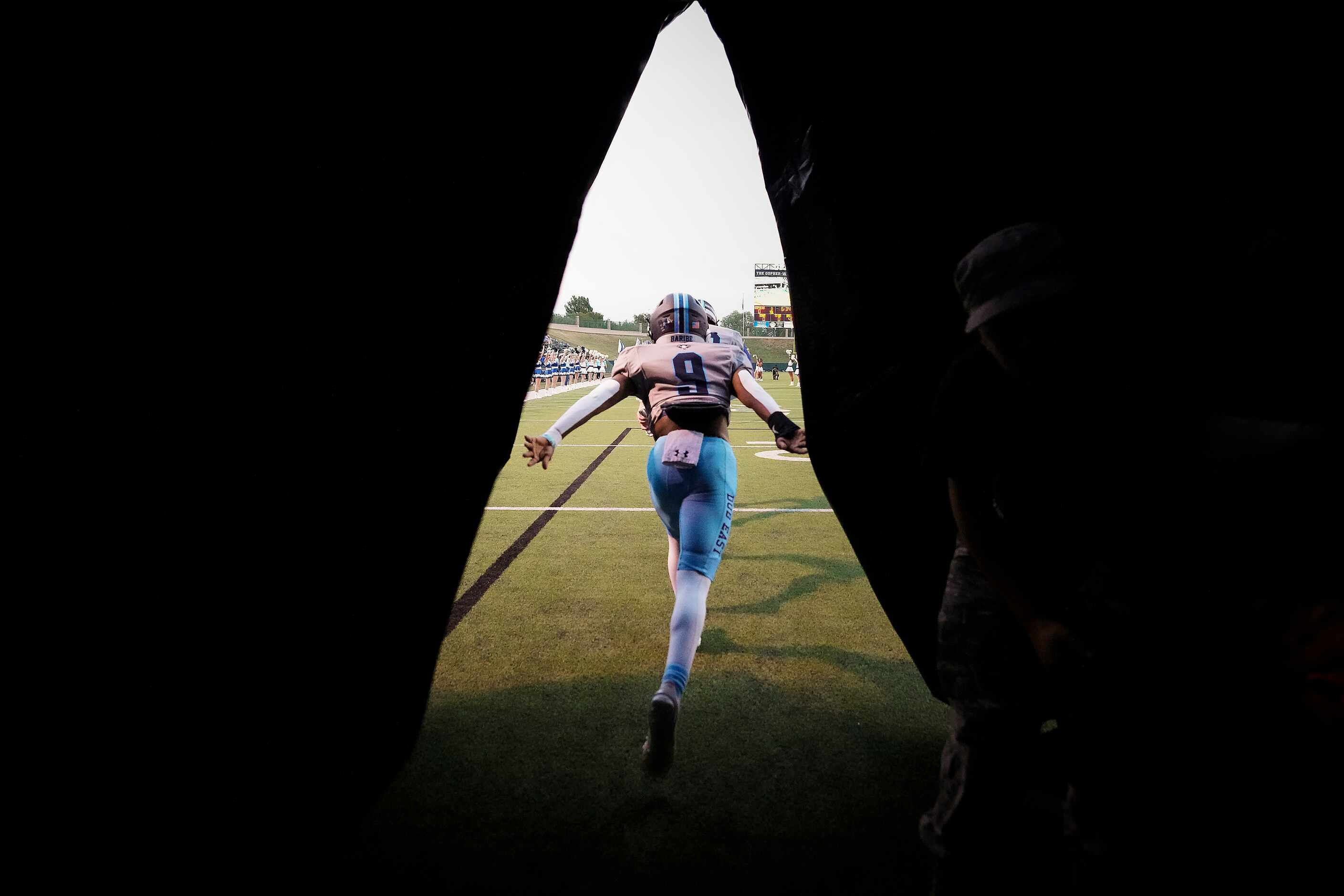 Wylie East wide receiver King Baribe (9) runs from the tunnel as his team takes the field...