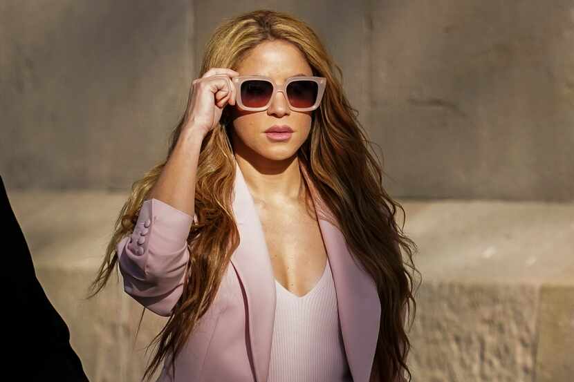 La artista colombiana Shakira sale de la corte en Barcelona, España, el lunes 20 de...