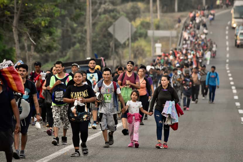 Migrantes marchan hacia Huehuetán, en el estado de Chiapas, México, el lunes 24 de abril de...