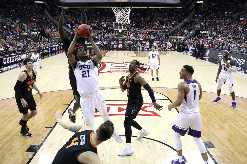 KANSAS CITY, MISSOURI - MARCH 13:  Kevin Samuel #21 of the TCU Horned Frogs shoots during...